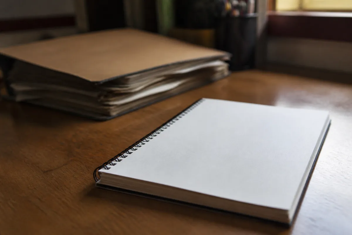 Caderno novo e planejamento em branco, símbolo de recomeçar os estudos para o Enem