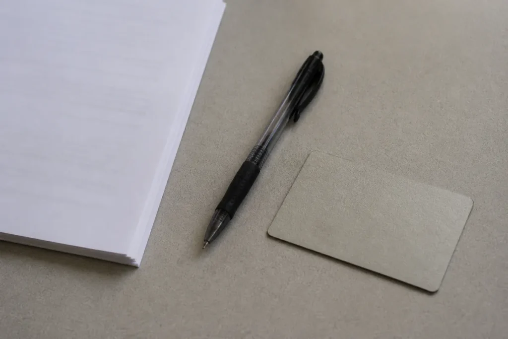 Caderno de prova, caneta preta e documento sobre a carteira, os itens do dia do Enem