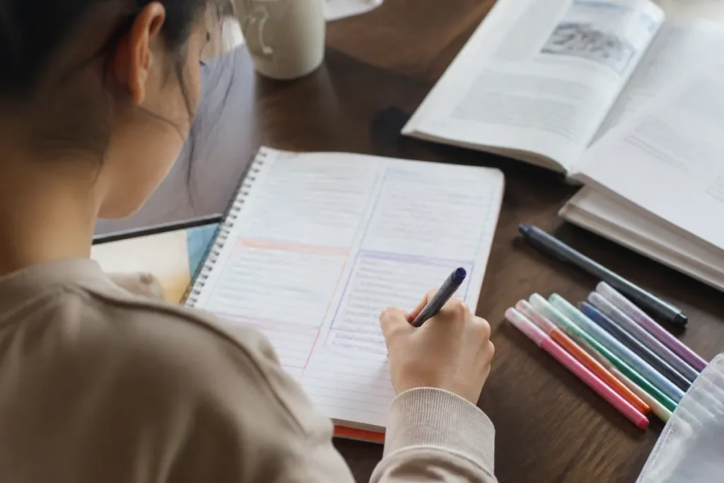 Estudante montando um plano de estudo dividido pelas materias do Enem