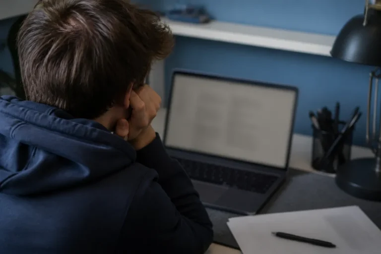 Estudante olhando o computador ao descobrir que a nota de treineiro nao vale para o Sisu